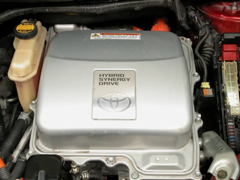 UTI's Hybrid Course: Powering Auto Tech Education for Today’s Industry
