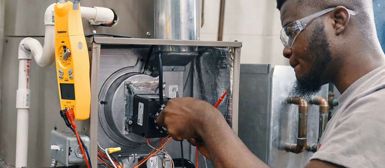 WHAT IS AN HVACR TECHNICIAN?