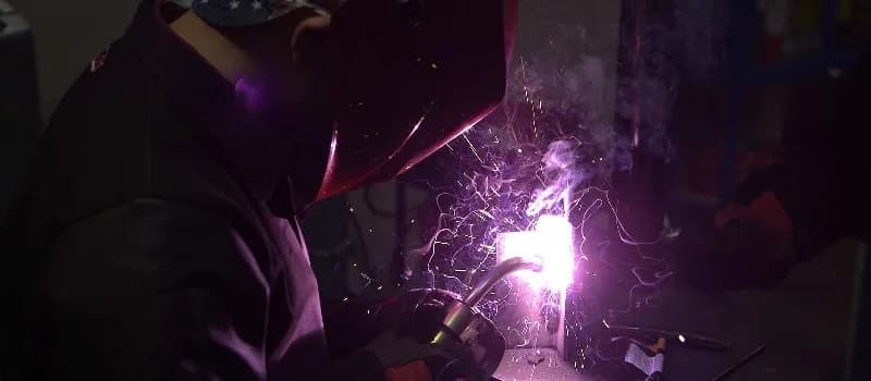 Welder Salary Guide: Average Pay by Industry, Location & Experience