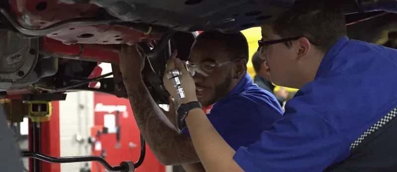 AUTO MECHANIC GUIDE: JOB DESCRIPTION, SALARY & MORE