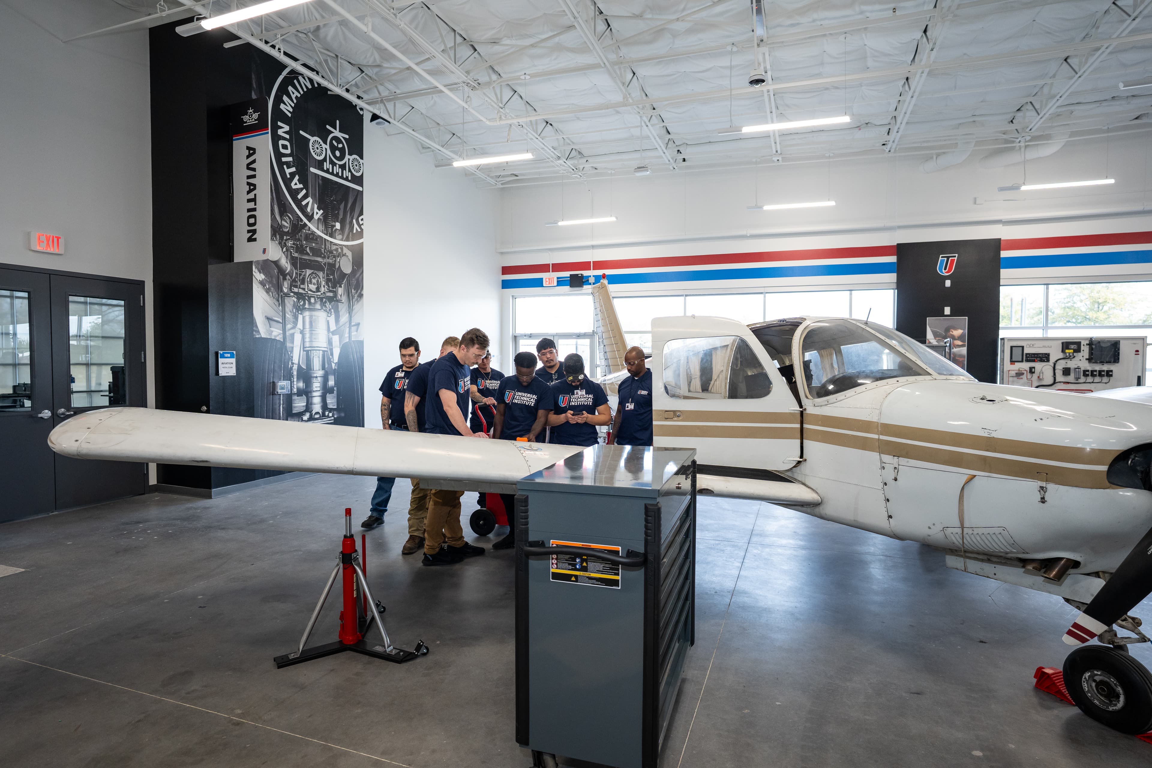 Day vs. Night Aviation Mechanic Programs: How to Choose